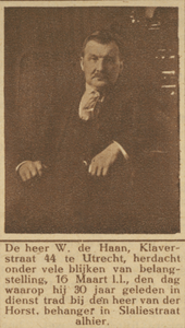 870442 Portret van W. de Haan (Klaverstraat 44) te Utrecht, die 30 jaar in dienst is bij behanger en stoffeerder J.N. ...